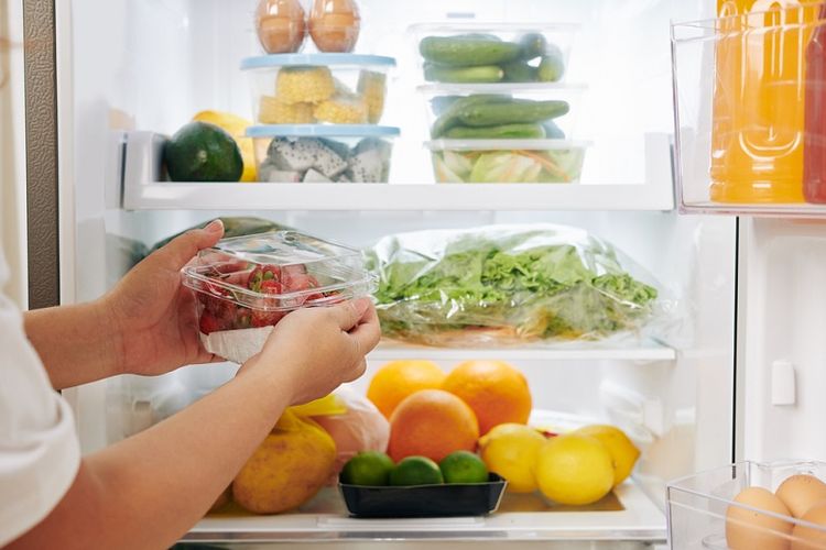 Sistem first in first out (FIFO) juga dapat diterapkan dalam menata makanan di kulkas. Pada metode ini, bahan makanan yang masuk terlebih dahulu ke dalam kulkas akan dikeluarkan terlebih dahulu untuk diolah. 