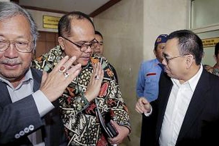 Menteri Energi Sumber Daya Mineral (ESDM) Sudirman Said (kanan) bersiap untuk memberikan keterangan pers usai bertemu dengan  Wakil Ketua Majelis Kehormatan Dewan (MKD) Hardisoesilo (kiri) dan Wakil Ketua MKD Junimart Girsang  melaporkan tentang oknum politisi yang menyalahgunakan nama Presiden dan Wakil Presiden,  di Gedung MPR DPR, Jakarta, Senin (16/11/2015). Sudirman Said melaporkan nama, waktu, tempat kejadian, dan pokok pembicaraan yang dilakukan oknum Anggota Dewan Perwakilan Rakyat dengan pimpinan PT Freeport, dan berharap MKD menindaklanjuti kasus tersebut.

Kompas/Lasti Kurnia (LKS)
16-11-2015