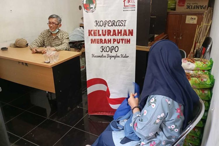 Pengurus koperasi tengah berbincang di Ruangan LPM Kelurahan kopo, Bojong Loa Kaler, Kota bandung, yang dipakai sebagai Koperasi Merah Putih Kopo, Kamis (16/10/2025)