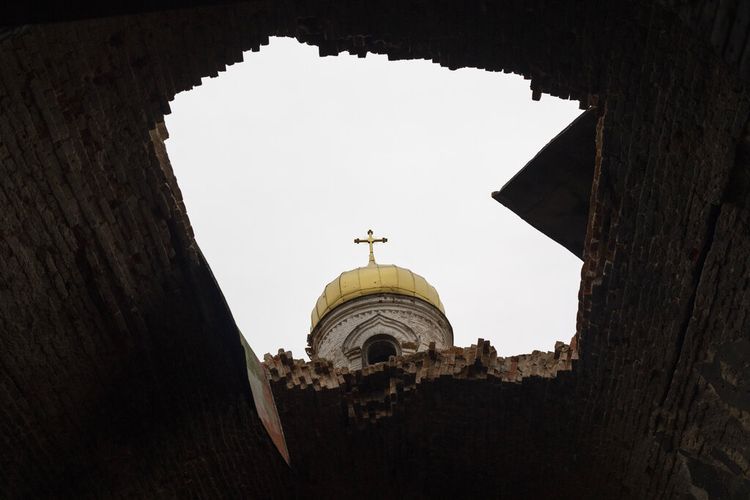 Sebuah lubang di atap sebuah gereja yang rusak, di Lukashivka, dekat kota Chernihiv di Ukraina utara, pada Jumat, 22 April 2022. 