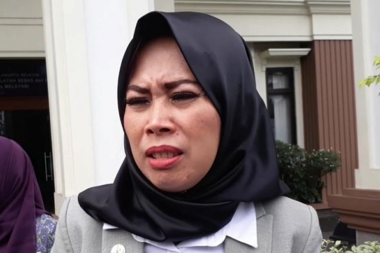 Anita Dewi Farida, istri Abdee Negara atau Abdee Slank, diwawancara di Pengadilan Agama Jakarta Selatan, Senin (21/5/2018). 