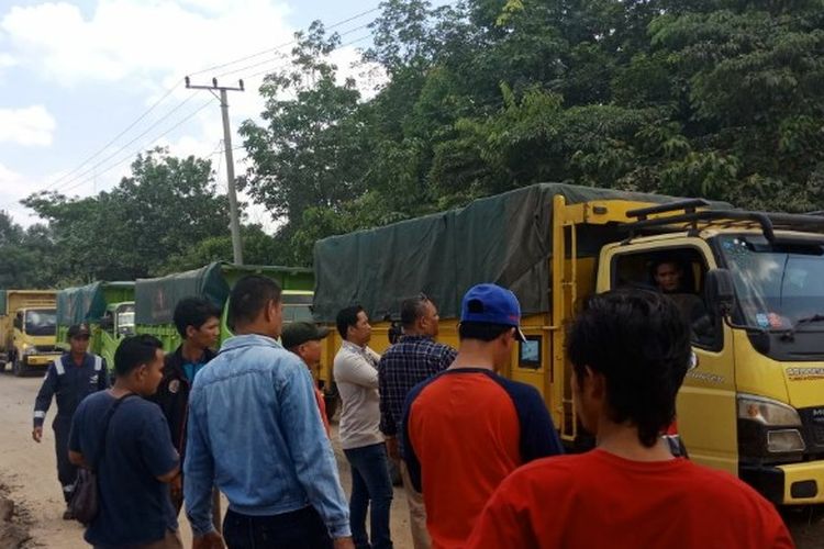 Puluhan warga Kelurahan Sukaraja nekat menghadang truk yang melintas di jalan lingkar Prabumulih guna menuntut perbaikan jalan.