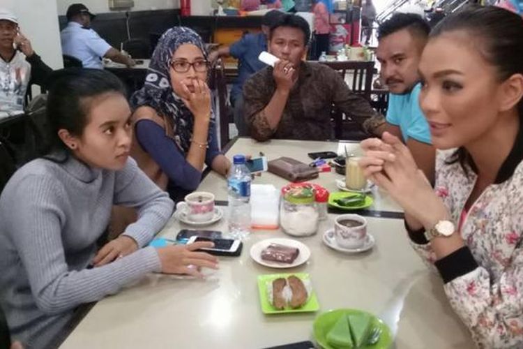 Putri Indonesia 2016, Kezia Warouw  saat memberikan keterangan kepada waratwan di rumah kopi Lela Ambon, Kamis (9/2/2017)