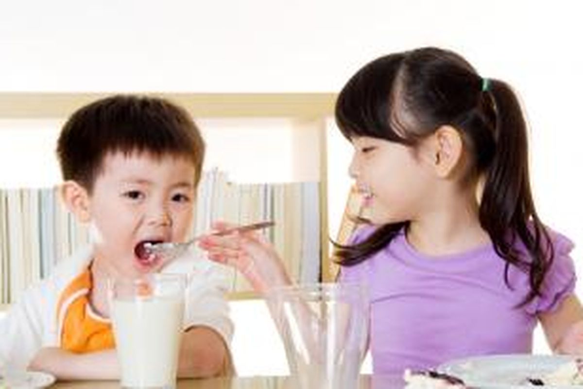 Puji anak jika mereka mau makan makanan sehat.