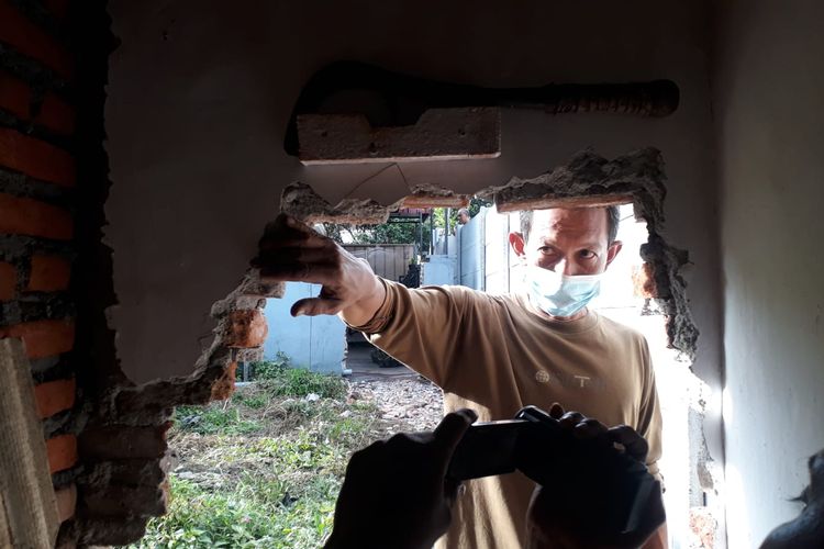 Ruang tamu yang dibobol warga di Singosari, Malang supaya mereka tetap mendapatkan akses keluar masuk.