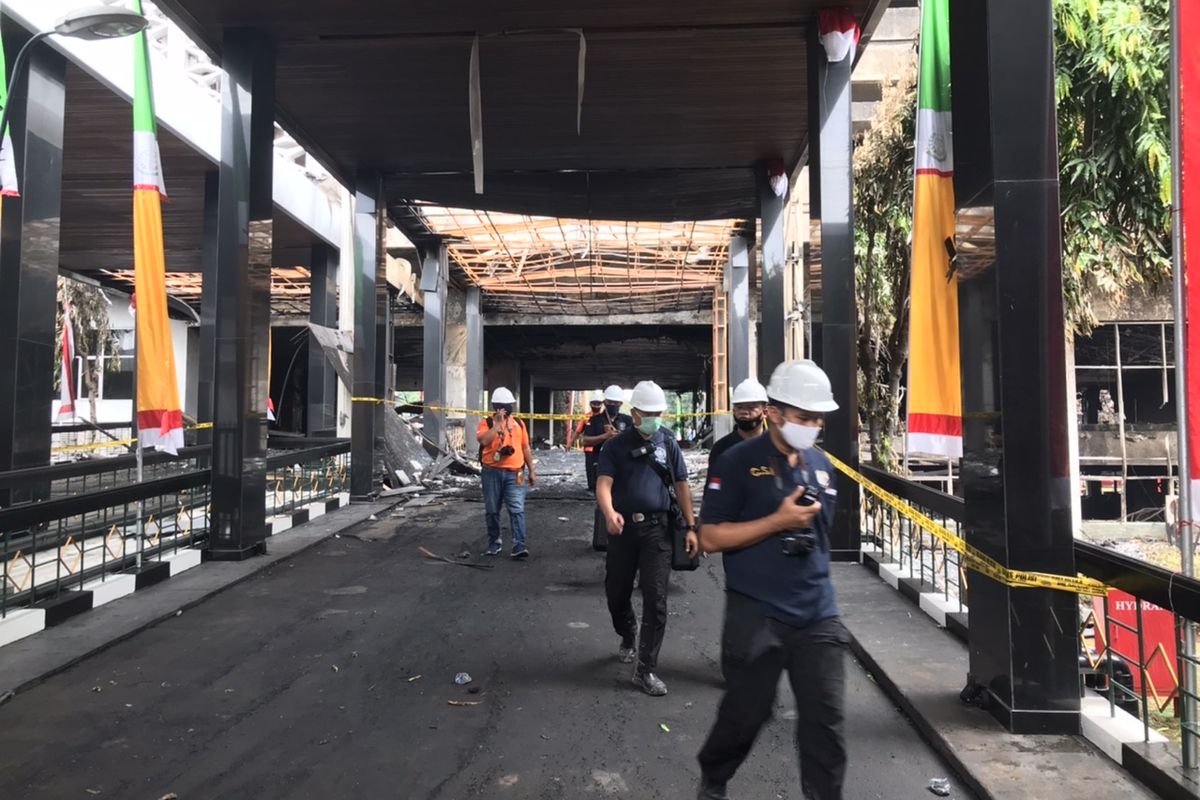 Tim Pusat Laboratorium Forensik (Puslabfor) Mabes Polri mulai melakukan olah Tempat Kejadian Perkara di kawasan gedung Kejaksaan Agung, Kebayoran Baru, Jakarta pada Senin (24/8/2020) sekitar pukul 09.00 WIB. Puslabfor menurunkan 12 orang dan Inafis sebanyak 10 orang untuk olah TKP Kejaksaan Agung.