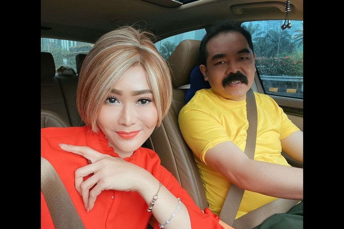 Penyanyi dangdut Inul Daratista dan suaminya, Adam Suseno.