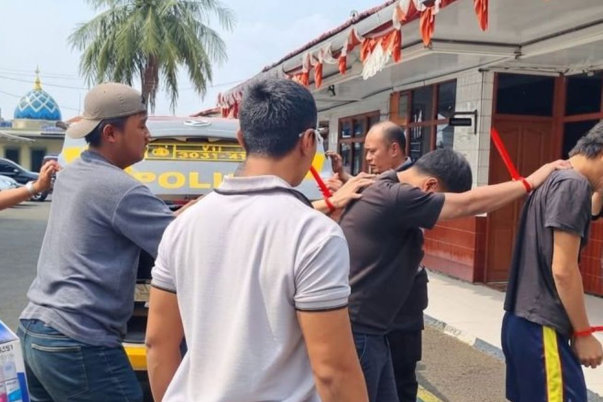 Polsek Ciputat Timur menggiring tiga tersangka kasus tindak pidana pencurian ribuan baki milik SPPG pada program MBG di Ciputat Timur, Kota Tangerang Selatan, Banten pada Selasa (28/7/2026).