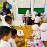 Ketika Guru SD di Maluku Tengah Tak Menyerah Bimbing Siswa Bisa Membaca