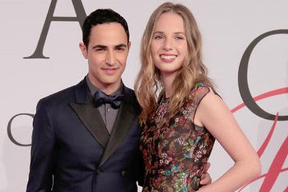 Maya Hawke berpose bersama Zac Posen.