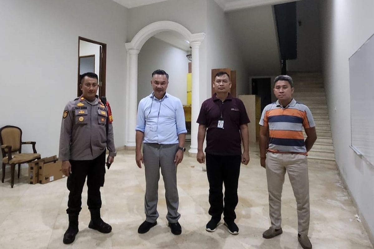 Dino Patti Djalal bersama petugas kepolisian setelah melakukan pengecekan rumah yang disewakannya di bilangan Kemang, Jakarta Selatan 