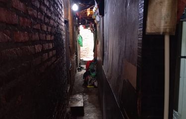 Tinggal di Gang Sempit, Supeni Terpaksa Buat Kamar Mandi di Luar ...