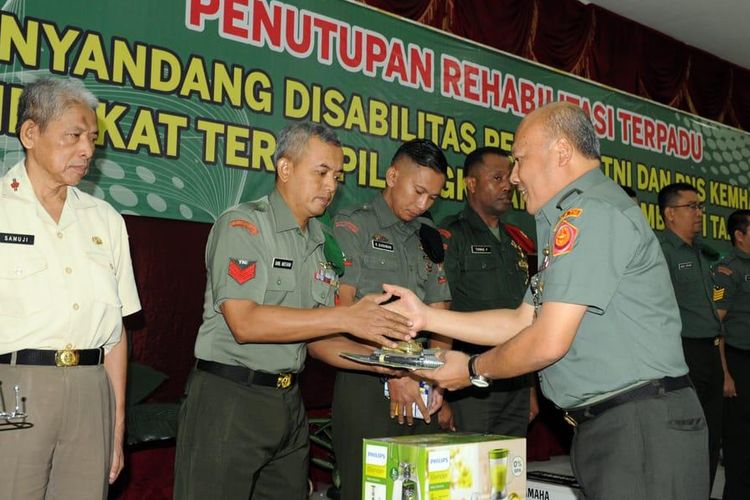 Kepala Bagian (Kabag) Tata Usaha (TU) Pusat Rehabilitasi (Pusrehab) Kementerian Pertahanan (Kemhan), Kolonel Wahyudi Hesti Wahono menyalami peserta kegiatan Rehabilitasi Terpadu Penyandang Disabilitas Personel Kemhan dan TNI Tingkat Terampil Angkatan XLIV atau ke-64, Gelombang I, Tahun 2019.