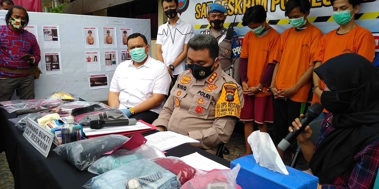 Ibu kandung korban, ZS (17), dihadirkan saat konferensi pers di Mapolrestabes Medan pada Senin (28/12/2020) sore. Anaknya dianiaya oleh komplotan geng motor pada Kamis (10/12/2020).