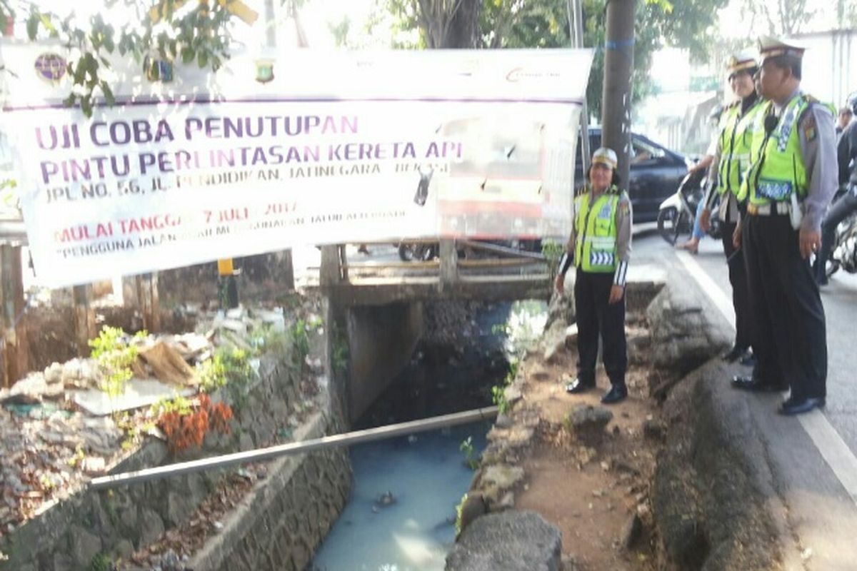 Spanduk sosialisasi penutupan perlintasan KA Kebon Singkong, Jakarta Timur.