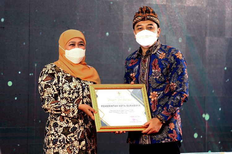 Gubernur Jatim Khofifah Indar Parawansa memberikan penghargaan penanganan COVID-19 terbaik kepada Kota Surabaya yang diterima langsung Wali Kota Surabaya Eri Cahyadi dalam acara Peringatan Hari Kesehatan Nasional di Kota Mojokerto, Senin (13/12/2021).
