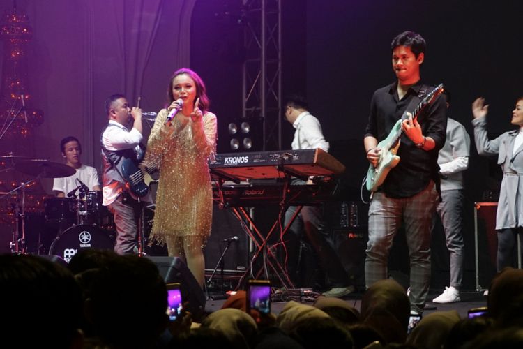 Penyanyi Rossa di panggung Rossa Live in Concert di The Pallas, SCBD, Jakarta Selatan, Kamis (14/2/2019) malam. 