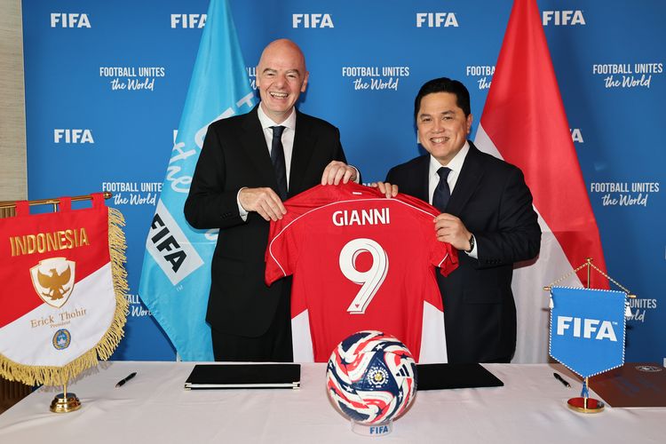 Presiden FIFA Gianni Infantino dan Presiden Persatuan Sepak Bola Indonesia (PSSI) Erick Thorir saat upacara penandatanganan pada 17 Juni 2025 di Miami, Florida.