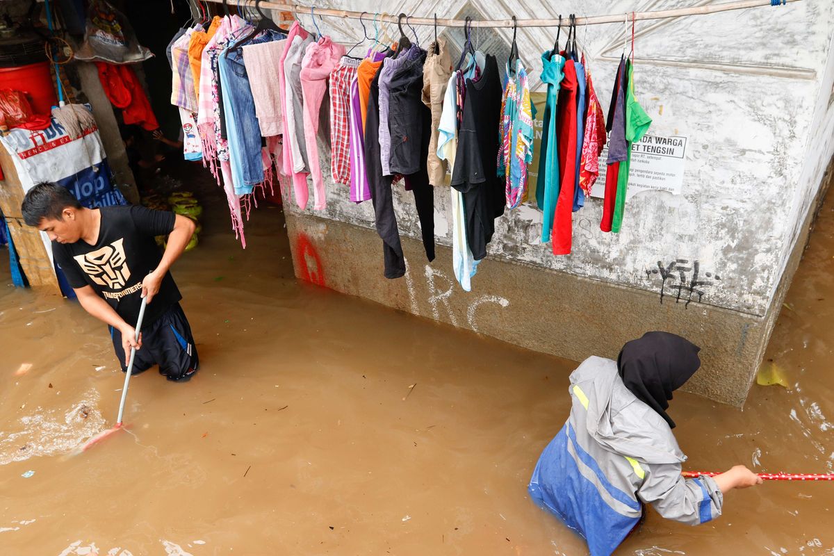 Banjir melanda pemukiman penduduk di kawasan Karet Tengsin, Jakarta Pusat, Selasa (25/2/2020). Hujan yang mengguyur Jabodetabek pada Senin (24/2/2020) malam hingga Selasa (25/2/2020) pagi membuat sejumlah wilayah kebanjiran.