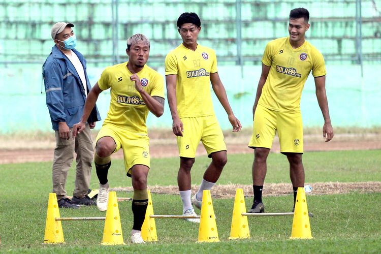 Pemain Arema FC Kushedya Hari Yudo saat latihan rutin untuk persiapan Liga 1 2021 di Stadion Gajayana Malang, Jawa Timur, Senin (21/06/2021) sore.