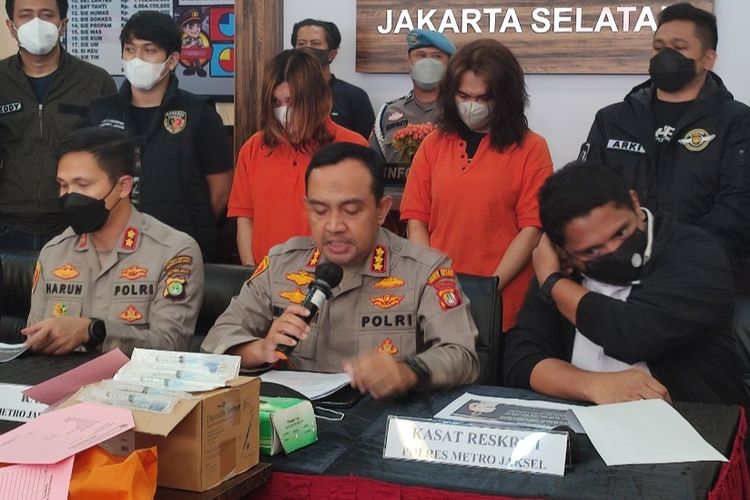 Kapolres Metro Jakarta Selatan, Kombes Pol Budhi Herdi Susianto saat konferensi pers terkait pengungkapan kasus kematian perempuan berinisial I (22) di apartemen kawasan Cipulir, Kebayoran Lama, Jakarta Selatan, pada Rabu (22/6/2022).