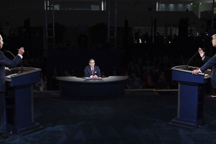 Presiden Amerika Serikat Donald Trump dan kandidat presiden dari Partai Demokrat Joe Biden berpartisipasi dalam debat perdana Pilpres AS di Case Western University and Cleveland Clinic di Cleveland, Ohio, pada 29 September 2020.