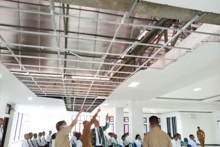Foto: Bupati Sikka, Fransiskus Roberto Diogo didampingi sejumlah pejabat lingkup Pemkab Sikka sedang mengecek plafon yang jebol, Selasa (18/10/2022).