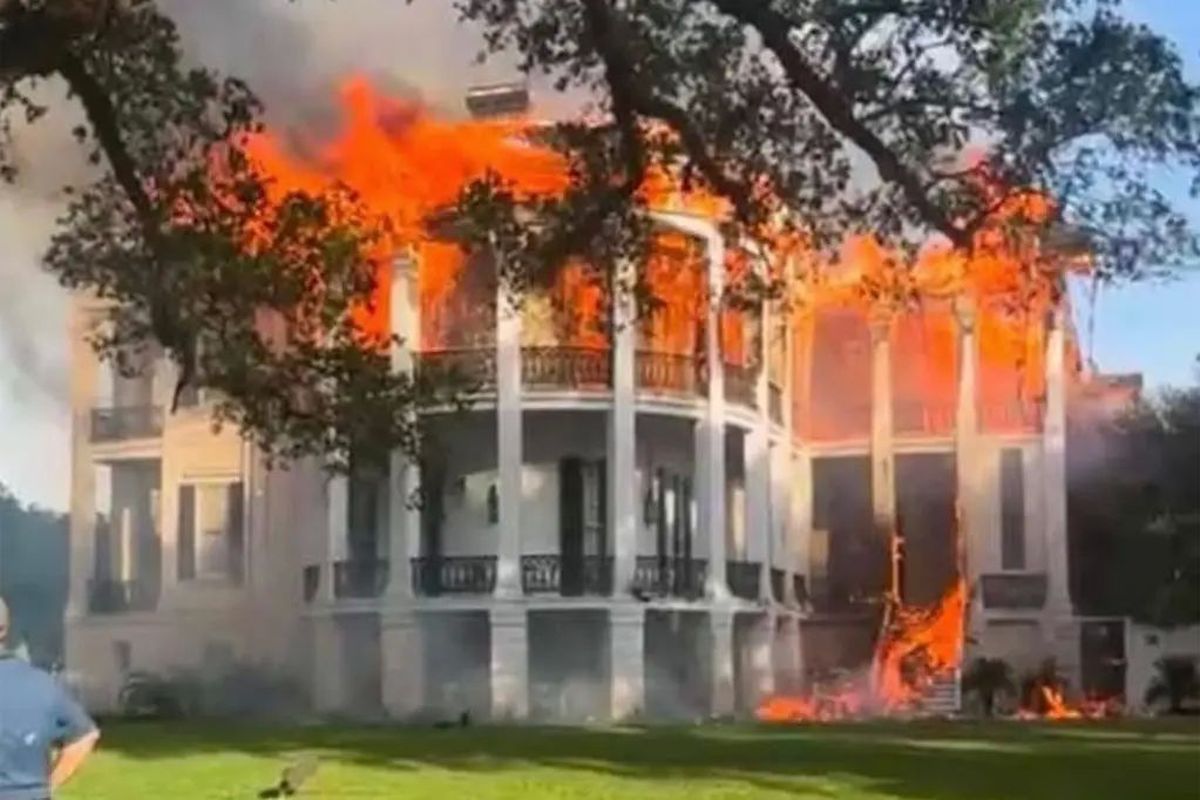 Api berkobar di Nottoway Plantation di White Castle, Louisiana, Amerika Serikat (AS) tepat setelah pukul 14.00 Kamis (15/5/2025).