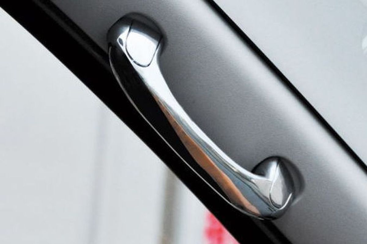 Ilustrasi Hand Grip di interior mobil(rakuten.com)