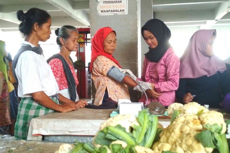 Sejumlah wanita pekerja/kuli panggul sedang memeriksa kesehatan yang gratis diselenggarakan oleh SMK Citra Medika di Pasar Rejowinangun Kota Magelang, Jawa Tengah, Jumat (20/4/2018).