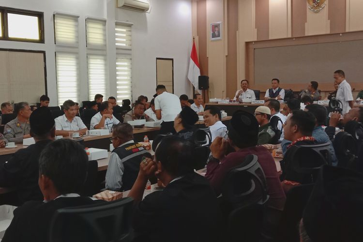 Para pimpinan perguruan silat mengikuti pertemuan bersama pejabat Pemkab Jombang dan Kepolisian, di ruang Swagata Pendopo Kabupaten Jombang, Jawa Timur, Rabu (11/1/2023).