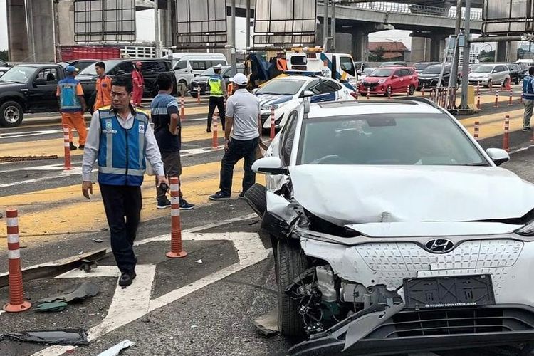 Kecelakaan beruntun di depan Gerbang Tol Halim Utama, Rabu (27/3/2024) pagi. 