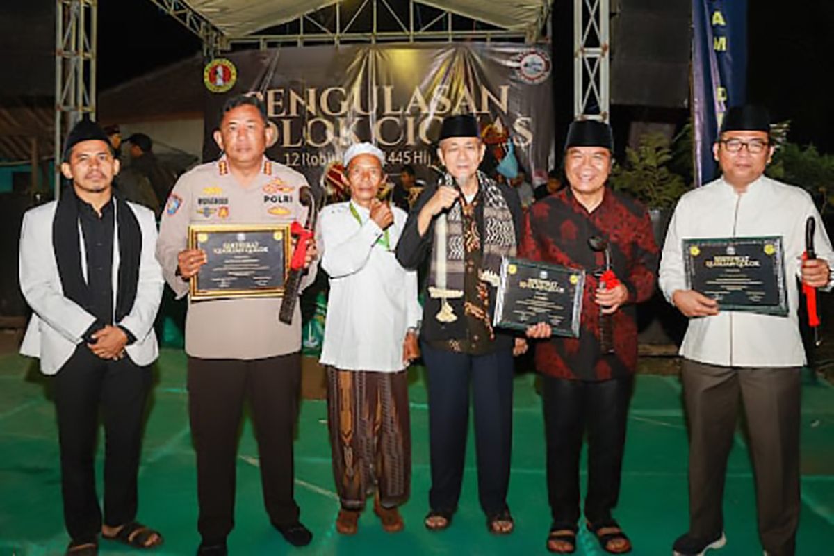 Penjabat (PJ) Gubernur Banten Al Muktabar saat menghadiri pengulasan golok Ciomas, Rabu (27/9/2023) malam.