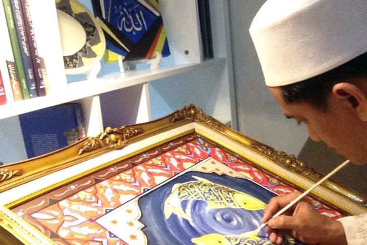 Muhammad Riyanto saat sedang mengerjakan pesanan lukisan pemilik restoran Pak Elan 2 untuk kenang-kenangan Presiden Jokowi.