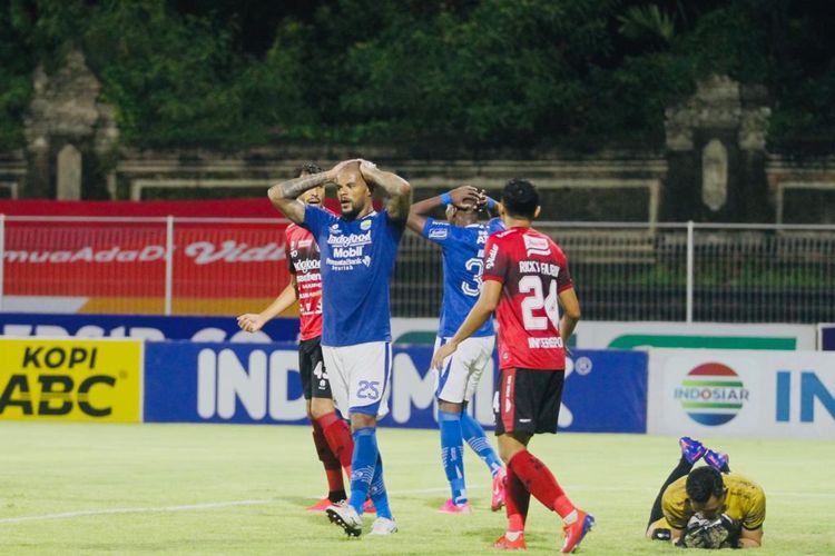Ekspresi kekecewaan penyerang Persib Bandung, David da Silva, usai gagal menuntaskan peluang dalam laga Liga 1 kontra Bali United di Stadion Ngurah Rai, Bali, Kamis, 13 Januari 2022. 