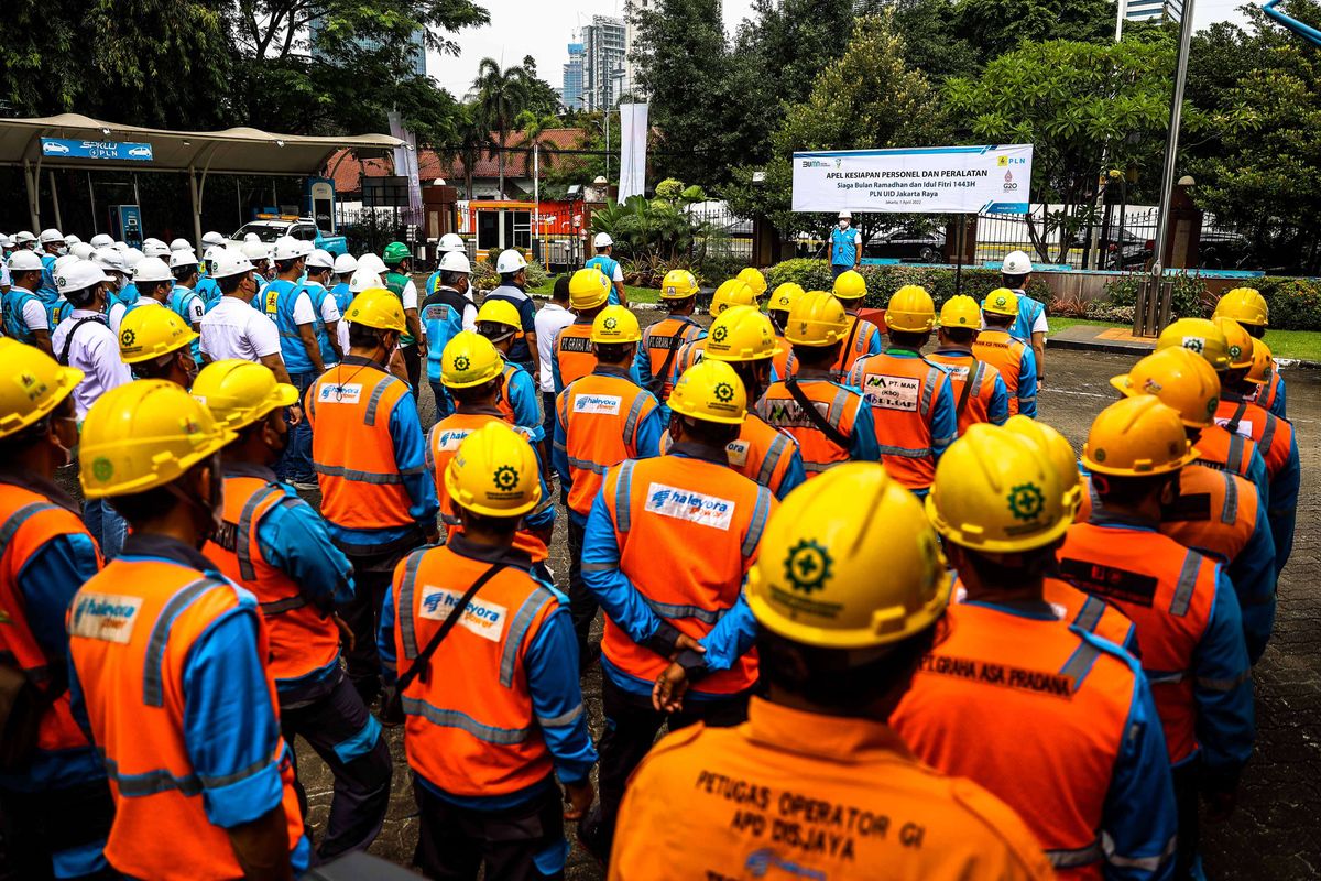 Suasana saat apel kesiapan personel dan peralatan siaga Bulan Ramadhan dan Idul Fitri 1443 H di Gambir, Jakarta Pusat, Jumat (1/4/2022). PLN Unit Induk Distribusi (UID) Jakarta Raya menyiagakan 2.356 personel untuk menjaga pasokan listrik di DKI Jakarta selama Ramadhan 1443 Hijriah.