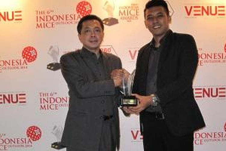 Managing Director Dafam Hotels, Andy Irawan menerima penghargaan The Favorite Budget Hotel 2013 untuk Hotel Vio Indonesia di Jakarta, Jumat (6/12/2013).