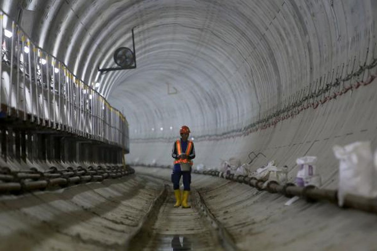 Aktivitas pekerja menyelesaikan pengerjaan proyek pengeboran terowongan untuk angkutan massal cepat (Mass Rapid Transit/MRT) di Stasiun Dukuh Atas, Jakarta Pusat, Kamis (24/11/2016). Pengerjaan proyek MRT fase pertama ini diperkirakan rampung pada tahun 2018.