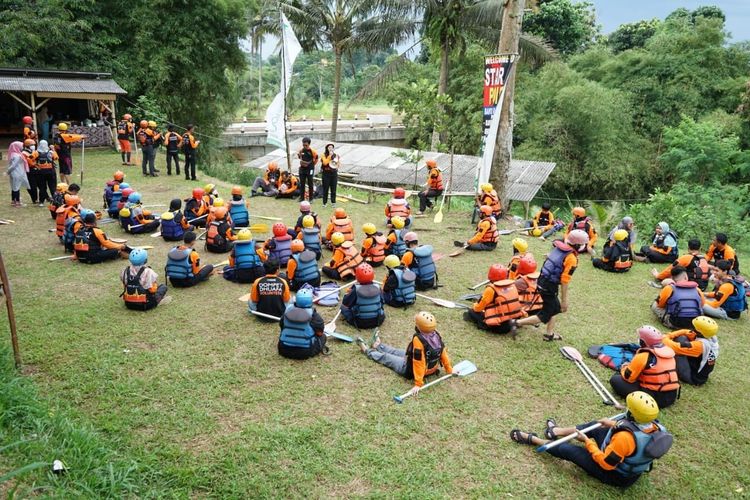 Sejumlah relawan dan donatur Dompet Dhuafa memeriahkan peringatan International Volunteer Day (IVD) dengan mengikuti pelatihan water rescue di Sungai Cisadane, Cikereteg, Bogor, Sabtu (11/12/2021).