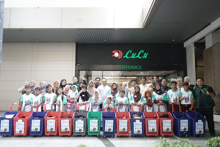 Kebahagiaan ratusan anak yatim saat mendapat kesempatan berbelanja di pusat perbelanjaan hypermarket dalam program Belanja Bareng Yatim yang diinisiasi Dompet Dhuafa dan mendapat dukungan dari BSI dan Lulu Hypermarket, Jakarta, Sabtu (27/7/2024).
