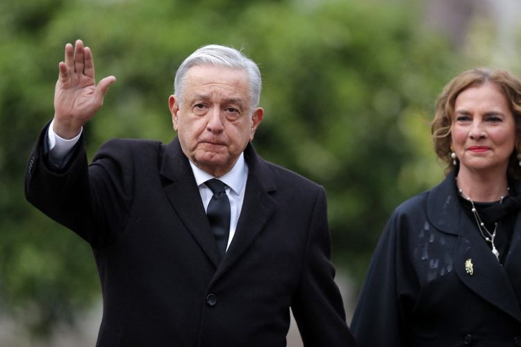 Presiden Meksiko Andres Manuel Lopez Obrador dan istrinya Beatriz Gutierrez Muller tiba di Istana Kepresidenan La Moneda untuk menghadiri peringatan 50 tahun kediktatoran Chili di Santiago, pada 11 September 2023. Presiden Meksiko Andres Manuel Lopez Obrador mengatakan pada 21 September 2023, bahwa ia akan melewatkan KTT Asia-Pasifik di Amerika Serikat pada bulan November karena keretakan diplomatik dengan Peru. Pada Senin (2/10/2023), dia menyoroti persoalan banyaknya migran yang menyerbu perbatasan AS-Meksiko.