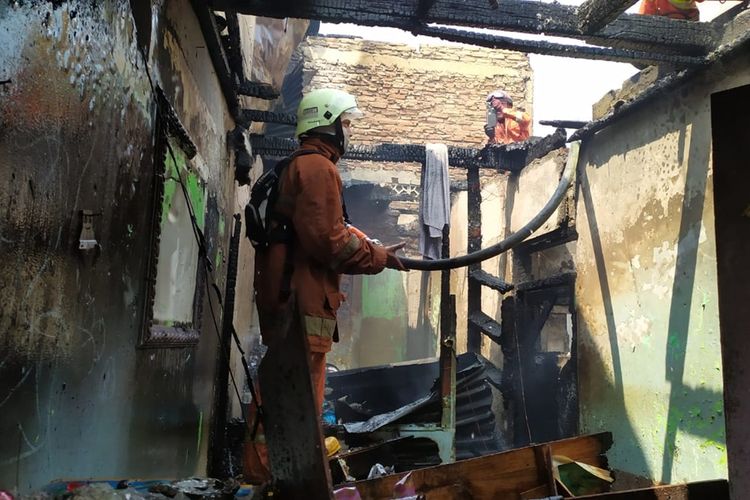9 Rumah Tinggal di Jalan Perumpung Tengah, Kelurahan Cipinang Besar Utara, Jatinegara, Jakarta Timur Terbakar, Penyebab Belum diketahui, Senin (19/8/2019).