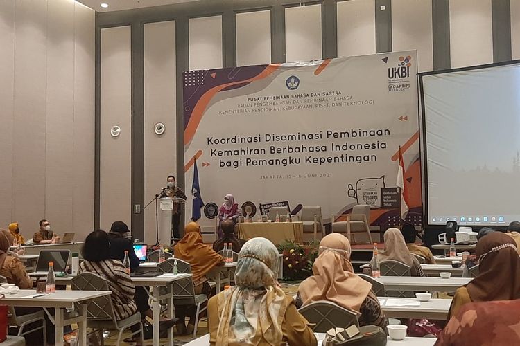 Kepala Pusat Pembinaan Bahasa dan Sastra, Badan Pengembangan dan Pembinaan Bahasa, Muhammad Abdul Khak memberi sambutan dalam kegiatan Koordinasi Diseminasi Pembinaan Kemahiran Berbahasa Indonesia pada 15-16 Juni 2021 di Jakarta.