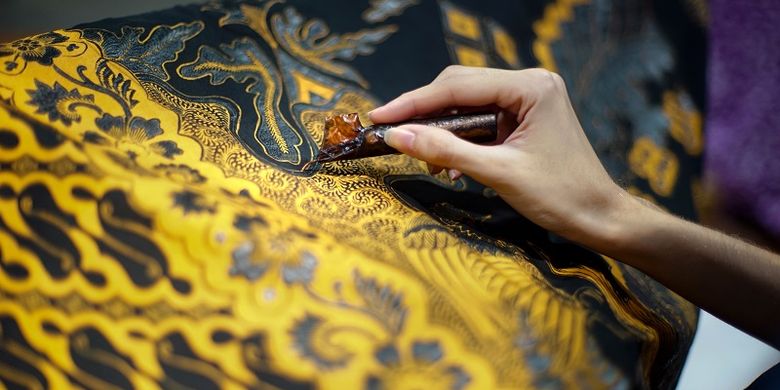 Gambar lukisan pada kain yang dibuat dari bahan lilin dan pewarna disebut