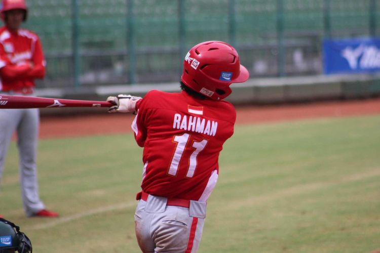 Pemain timnas softball Indonesia, Muhammad Naufal Rahman, beraksi di atas lapangan.