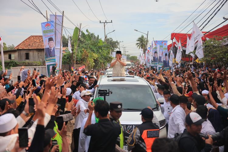 Capres nomor urut dua, Prabowo Subianto, saat kampanye di Palembang, Sumsel, Selasa (9/1/2024).