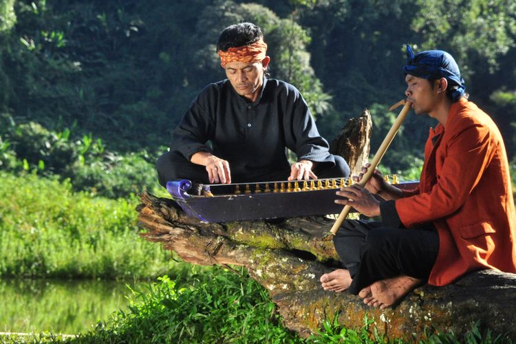 Sukabumi, Indonesia - June 19, 2013: Musicians are playing Sundanese traditional music, Kecapi Suling on the edge of the Situ Gunung lake, Sukabumi, West Java - Indonesia