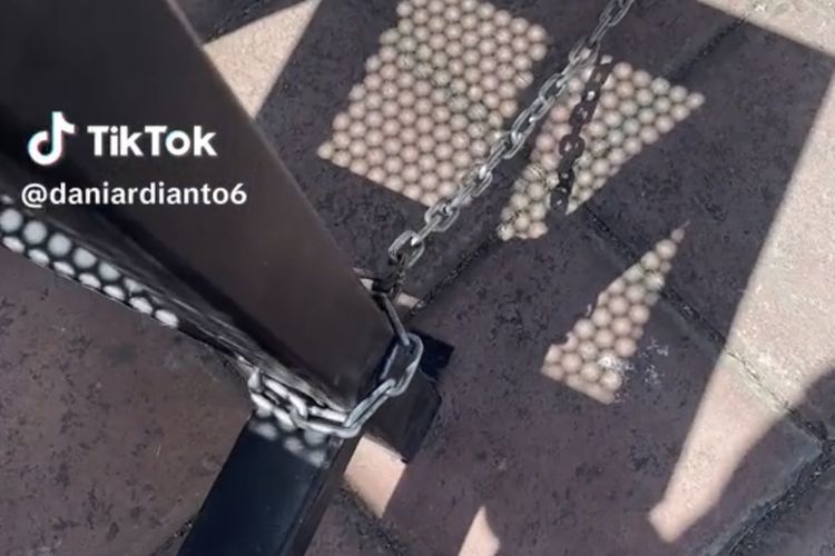 Kondisi kursi Wisata Kota Lama Surabaya dirantai, Kamis (18/7/2024).