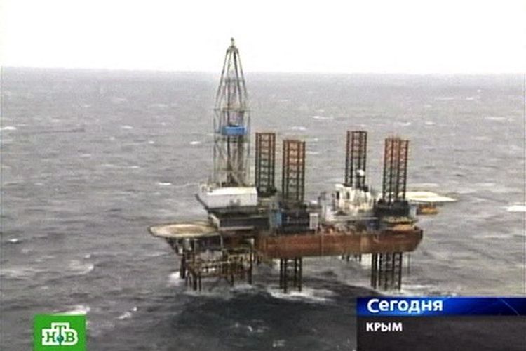 Tayangan TV saluran NTV Rusia menunjukkan platform energi lepas pantai Laut Hitam yang ditabrak helikopter pada 28 April 2008. 