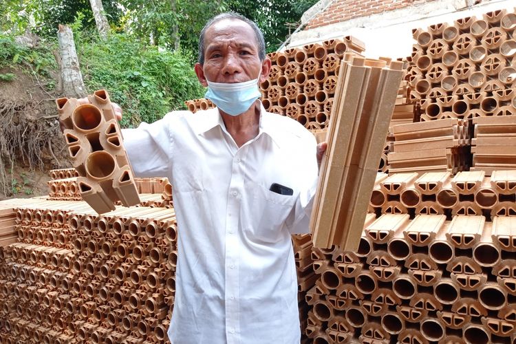 SDN 4 Taman Sari, Lombok Barat, merupakan sekolah percontohan yang dibangun menggunakan bahan bata plastik daur ulang dan diklaim tahan gempa